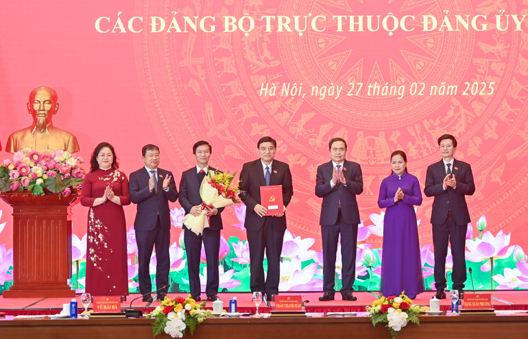 Bí thư Đảng ủy Quốc hội, Chủ tịch Quốc hội Trần Thanh Mẫn trao quyết định cho Đảng bộ Ủy ban Văn hóa-Xã hội. (Ảnh Duy Linh)