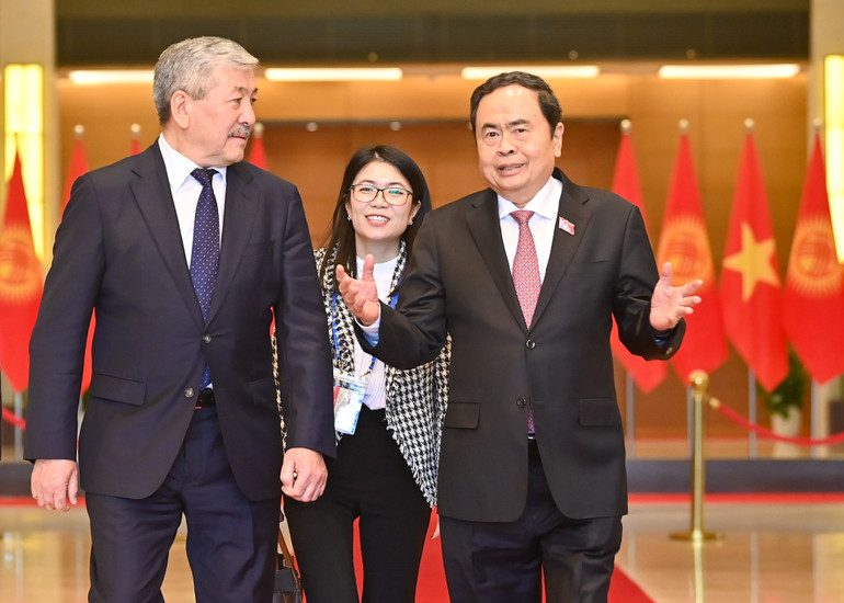 Chủ tịch Quốc hội Trần Thanh Mẫn trao đổi với Thủ tướng Kyrgyzstan Adylbek Kasymaliev. Chủ tịch Quốc hội Trần Thanh Mẫn trao đổi với Thủ tướng Kyrgyzstan Adylbek Kasymaliev.