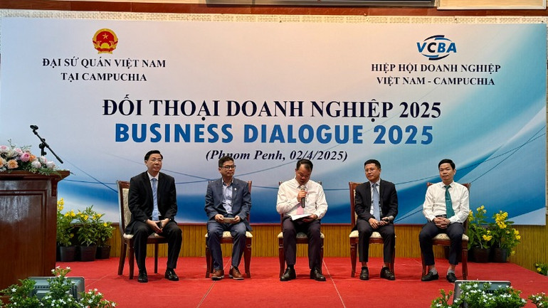 Đại diện các doanh nghiệp Việt Nam đầu tư tại Campuchia chia sẻ tại tọa đàm.