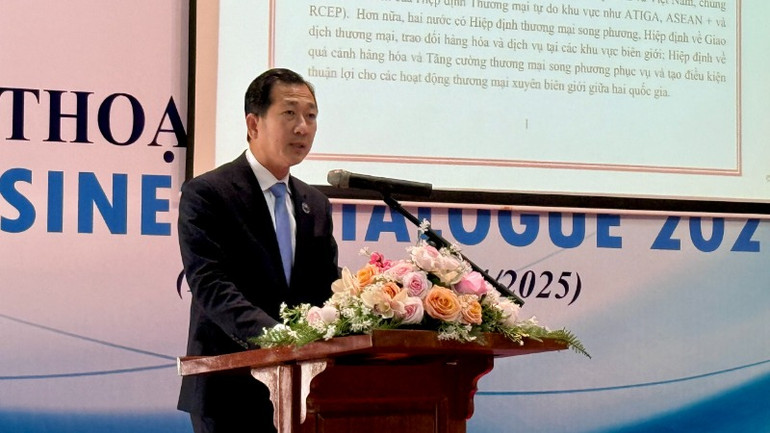 Tổng cục trưởng Tổng cục Dịch vụ hỗ trợ thương mại, Bộ Thương mại Campuchia Ho Siv Yong phát biểu ý kiến.