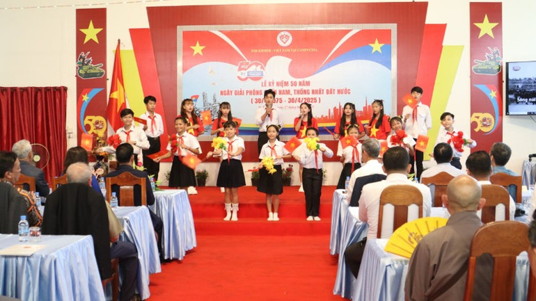 Tốp ca học sinh Trường tiểu học Hữu nghị Khmer-Việt Nam Tân Tiến trình diễn bài hát "Giải phóng miền nam".