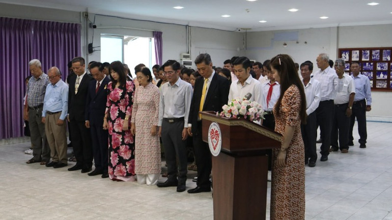 Cộng đồng người Việt Nam ở Campuchia bày tỏ lòng thành kính với Chủ tịch Hồ Chí Minh.