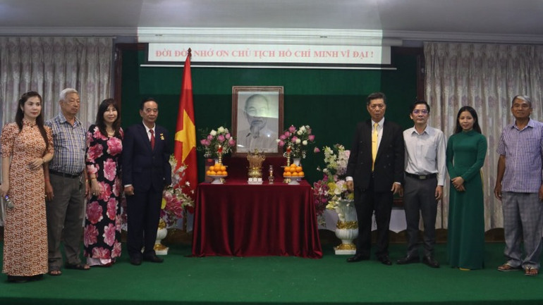 Lãnh đạo Hội Khmer-Việt Nam tại Campuchia tại lễ dâng hương kỷ niệm 135 năm Ngày sinh Chủ tịch Hồ Chí Minh.