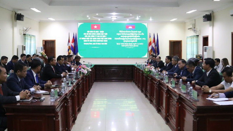 Quang cảnh buổi làm việc với đoàn công tác của Đại sứ quán Việt Nam của lãnh đạo tỉnh Kampong Thom.