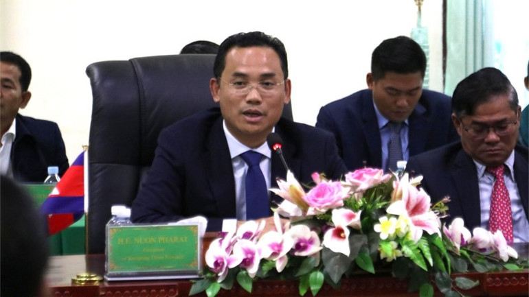 Tỉnh trưởng tỉnh Kampong Thom Nuon Pharat phát biểu ý kiến tại cuộc gặp.
