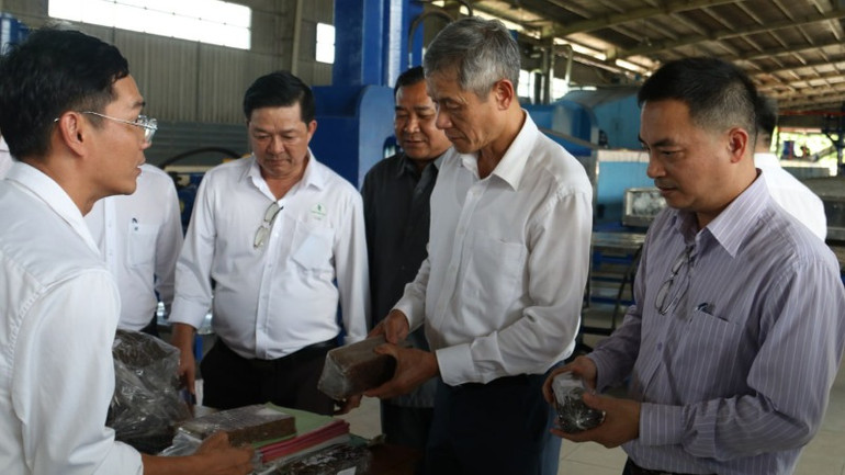 Đại sứ Nguyễn Minh Vũ tham quan nhà máy chế biến của các công ty cao su Cụm I thuộc Tập đoàn Công nghiệp Cao su Việt Nam.