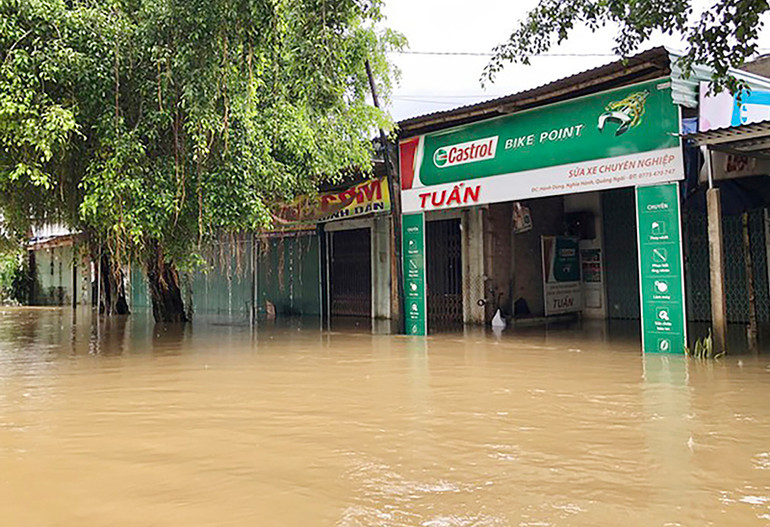 Mưa lớn, nước lũ thượng nguồn đổ về khiến nhà cửa của nhiều hộ dân ở xã Hành Dũng (huyện Nghĩa Hành, tỉnh Quảng Ngãi) bị ngập sâu trong nước. (Ảnh HẢI PHONG)