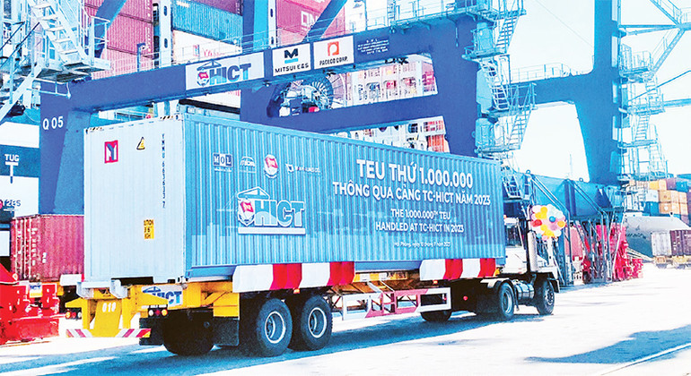 Cảng container quốc tế Tân Cảng Hải Phòng (TC-HICT) đón TEU thứ một triệu thông qua cảng trong năm 2023. (Ảnh NGÔ QUANG DŨNG)