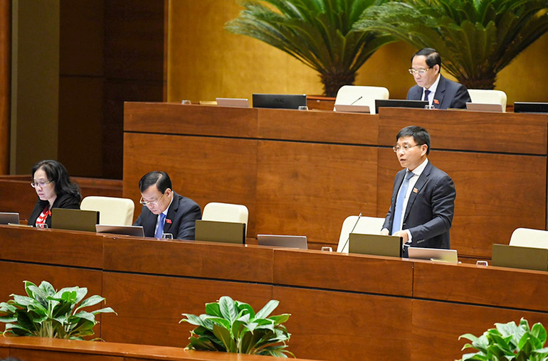 Bộ trưởng Giao thông vận tải Nguyễn Văn Thắng phát biểu giải trình, làm rõ một số vấn đề các đại biểu Quốc hội nêu về dự án Luật Đường bộ. (Ảnh DUY LINH)