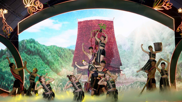 Chuỗi chương trình giao lưu văn hóa nghệ thuật tại lễ hội.