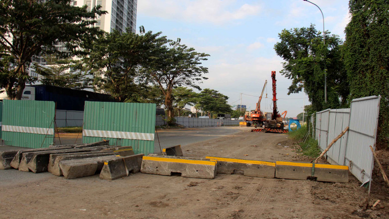 Hầm chui ban đầu dự kiến hoàn thành vào tháng 6/2022, nhưng bị dời sang năm 2024. Hiện, công trình mới đạt hơn 40% tiến độ. Dự án từng bị Ủy ban nhân dân Thành phố Hồ Chí Minh nêu chậm tiến độ và yêu cầu Sở Xây dựng chịu trách nhiệm. Trước đó dự án bị đình chỉ vì thi công làm hư hỏng mặt đường, nhưng chậm khắc phục.