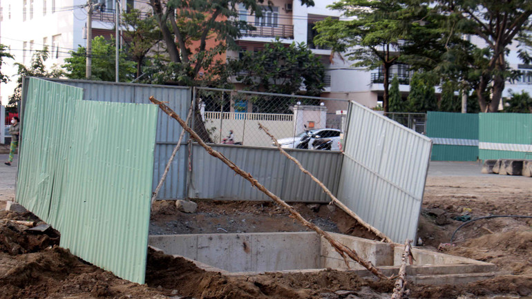 Phía bên trong vẫn đang được thi công.