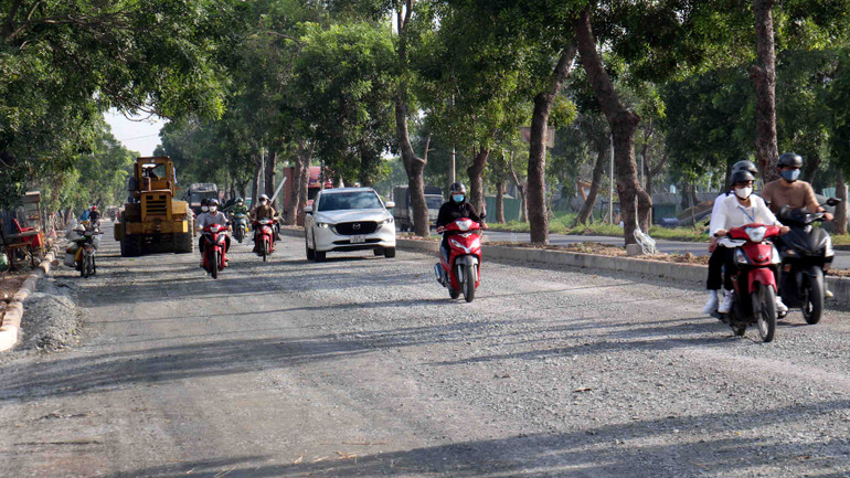 Có khoảng 30 công nhân thi công cả ngày đêm, dự kiến hoàn thành công trình vào cuối tháng 12/2023.