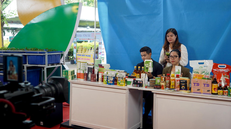 Hoạt động livestream bán hàng trên nền tảng thương mại điện tử.