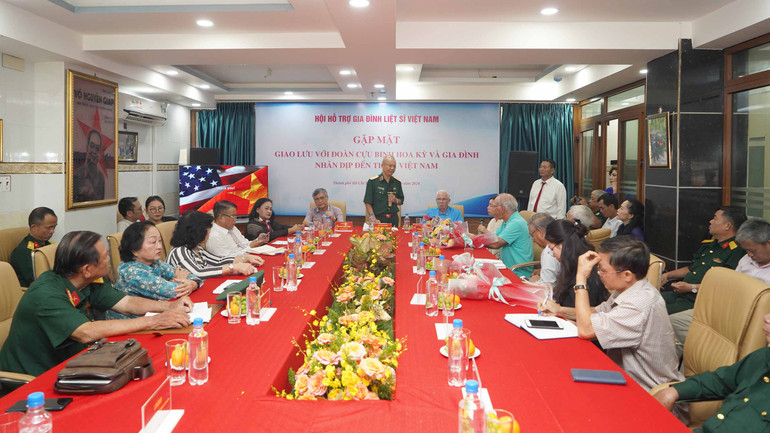 Quang cảnh buổi làm việc Hội hỗ trợ gia đình liệt sĩ Việt Nam và các cựu binh Hoa Kỳ