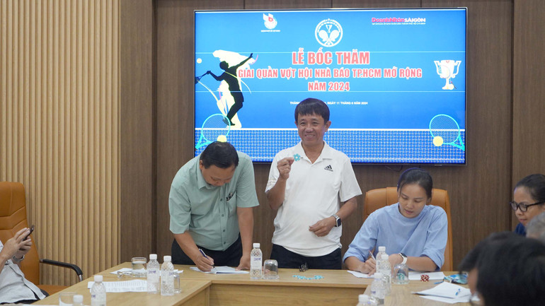 Đại diện một đơn đơn vị tham gia và ban tổ chức bốc thăm xếp lịch thi đấu.