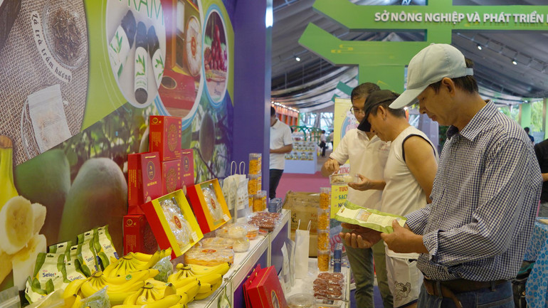 Đông đảo người dân đến tham quan, mua sắm tại Hội chợ, triển lãm.