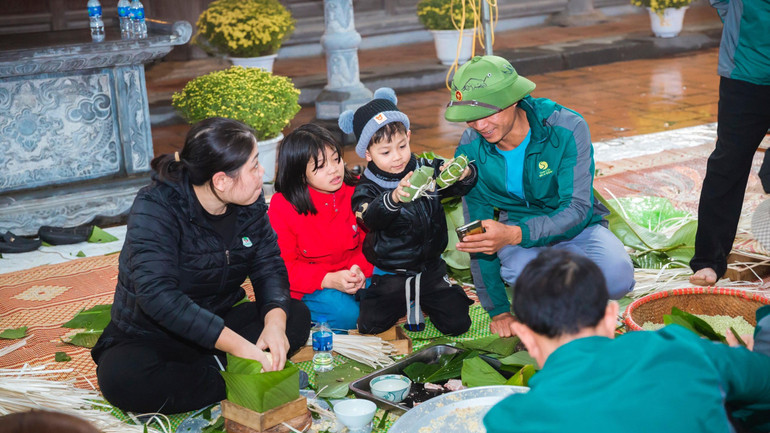 Bánh chưng không chỉ thuần túy là thức ăn ngon, mà còn là biểu tượng của sự đồng lòng và tình yêu thương.