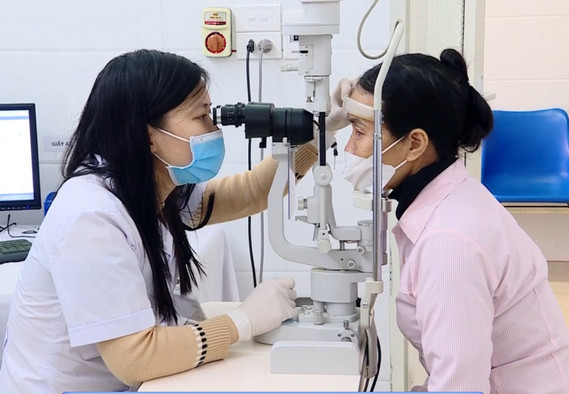 Cùng với trang thiết bị hiện đại, trình độ chuyên môn của đội ngũ y, bác sĩ tuyến cơ sở cũng được nâng cao. (Ảnh: Tuyết Nhung) Cùng với trang thiết bị hiện đại, trình độ chuyên môn của đội ngũ y, bác sĩ tuyến cơ sở cũng được nâng cao. (Ảnh: Tuyết Nhung)