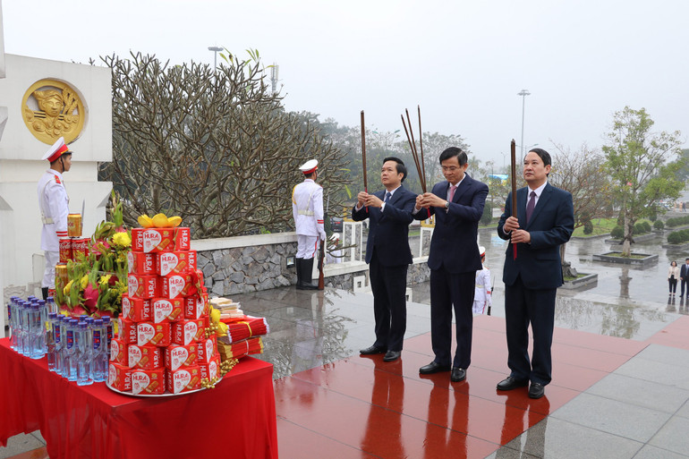 Lãnh đạo tỉnh Ninh Bình dâng hương tưởng nhớ các anh hùng Liệt sĩ. (Ảnh: Đức Phương) Lãnh đạo tỉnh Ninh Bình dâng hương tưởng nhớ các anh hùng Liệt sĩ. (Ảnh: Đức Phương)