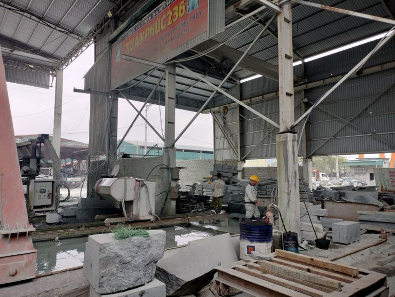 Hiện, cả xã Ninh Phúc có hơn 700 máy chạm khắc đá công nghiệp. (Ảnh: VĂN LÚA)