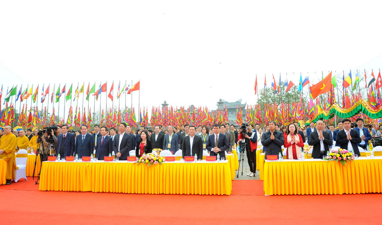 Toàn thể nhân dân, tín đồ phật tử và du khách thập phương cùng cầu nguyện quốc thái dân an, mưa thuận gió hòa, thế giới hòa bình, chúng sinh an lạc. (Ảnh: Xuân Lâm)