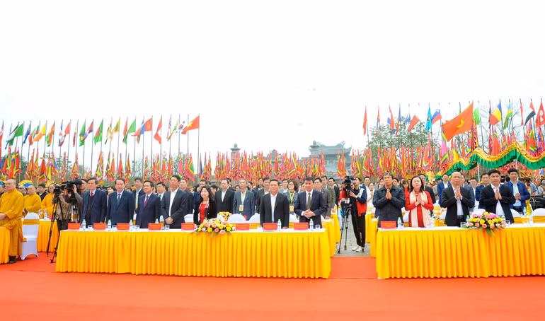 Toàn thể nhân dân, tín đồ phật tử và du khách thập phương cùng cầu nguyện quốc thái dân an, mưa thuận gió hòa, thế giới hòa bình, chúng sinh an lạc. (Ảnh: Xuân Lâm)