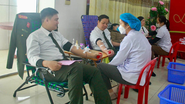 Ngay từ sáng sớm, chương trình Lễ hội Xuân hồng năm 2024 "Giọt hồng Công an Ninh Bình" đã nhộn nhịp người đến đăng ký và làm các thủ tục kiểm tra sức khỏe. Ngay từ sáng sớm, chương trình Lễ hội Xuân hồng năm 2024 "Giọt hồng Công an Ninh Bình" đã nhộn nhịp người đến đăng ký và làm các thủ tục kiểm tra sức khỏe.