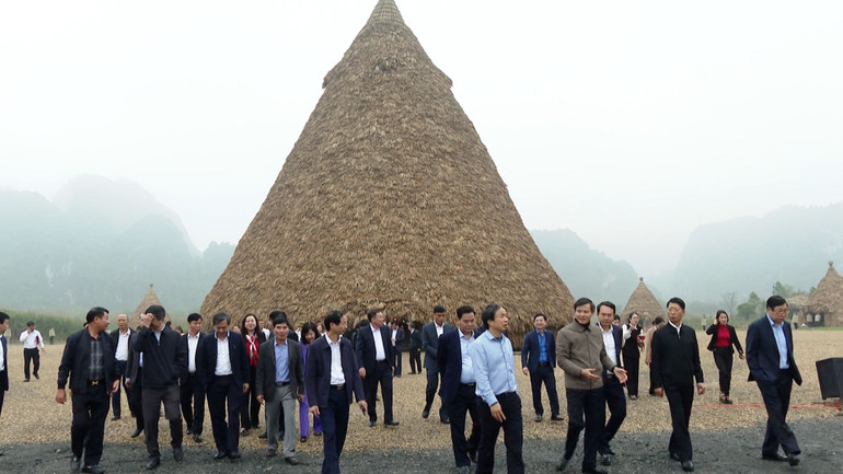 Các đại biểu tham quan, trải nghiệm không gian trưng bày, tái hiện lại cuộc sống của cộng đồng dân cư cổ Tràng An trên đảo Khê Cốc. (Ảnh: YẾN TRINH)