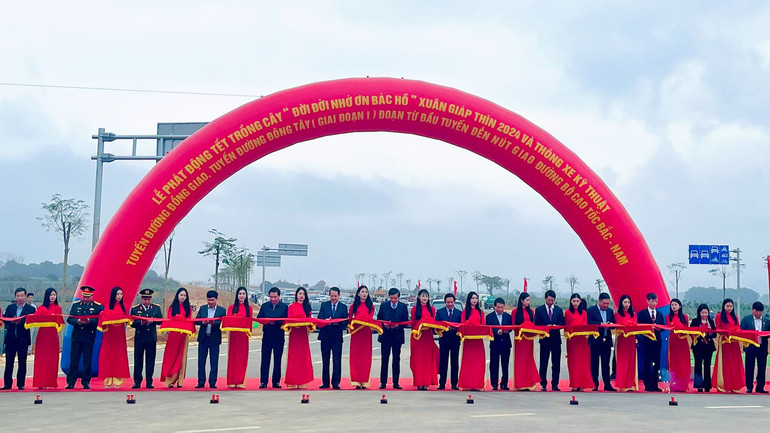 Các đại biểu cắt băng thông xe kỹ thuật tuyến đường Đồng Giao, tuyến đường Đông-Tây (Giai đoạn I) đoạn từ đầu tuyến đến nút giao đường bộ cao tốc bắc-nam.