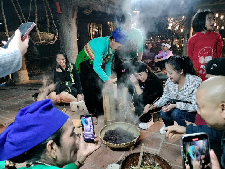 Du khách được thưởng thức các món ăn truyền thống của dân tộc Mường, dân tộc Thái tại khu du lịch. (Ảnh: Văn Lúa)