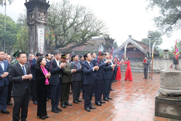 Các đồng chí lãnh đạo tỉnh Ninh Bình dâng hương tại Đền thờ Vua Đinh Tiên Hoàng và Đền thờ Vua Lê Đại Hành tại khu di tích lịch sử văn hóa đặc biệt cấp quốc gia thuộc quần thể di tích cố đô Hoa Lư. (Ảnh: Đức Phương) Các đồng chí lãnh đạo tỉnh Ninh Bình dâng hương tại Đền thờ Vua Đinh Tiên Hoàng và Đền thờ Vua Lê Đại Hành tại khu di tích lịch sử văn hóa đặc biệt cấp quốc gia thuộc quần thể di tích cố đô Hoa Lư. (Ảnh: Đức Phương)