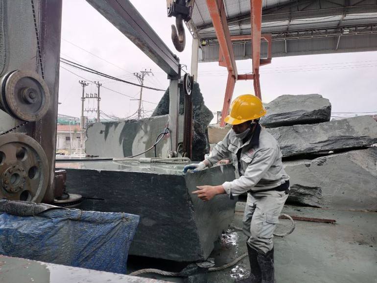 Sản phẩm đá của làng nghề đá mỹ nghệ Xuân Phúc, xã Ninh Vân, huyện Hoa Lư được nhiều thị trường trong và ngoài nước ưa chuộng. (Ảnh: VĂN LÚA)