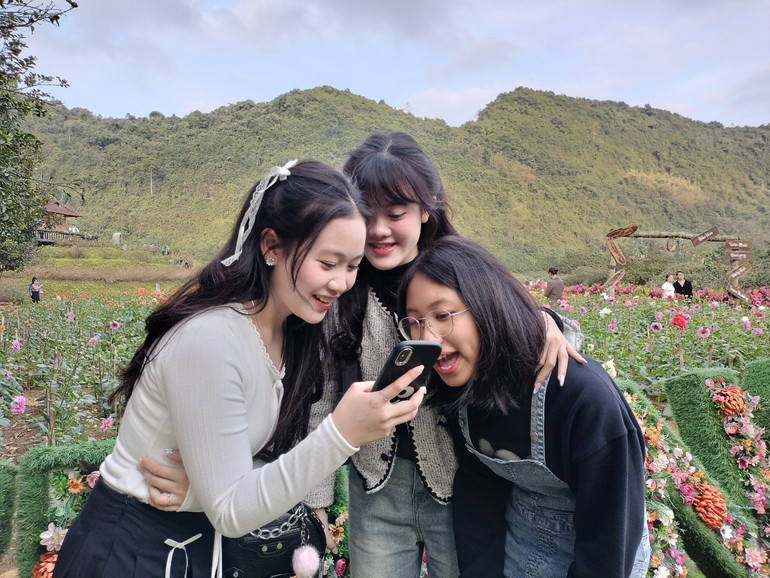 Nhiều bạn trẻ thích thú với bộ sưu tập ảnh Tết tại thung lũng hoa Thung Nham. (Ảnh: Văn Lúa)