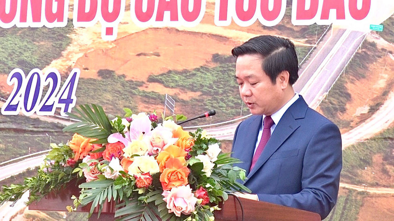 Đồng chí Phạm Quang Ngọc, Phó Bí thư Tỉnh ủy, Chủ tịch Ủy ban nhân dân tỉnh Ninh Bình phát động Tết trồng cây “Đời đời nhớ ơn Bác Hồ” Xuân Giáp Thìn 2024.