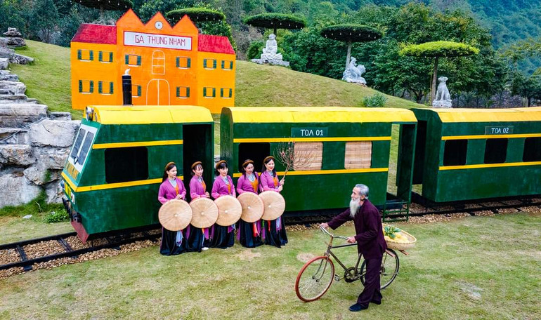 "Chợ Tết xưa" cũng là điểm trải nghiệm thú vị của nhiều du khách. (Ảnh: Trường Huy)