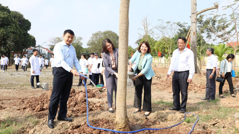Lãnh đạo huyện Gia Viễn cùng nhân dân tham gia trồng cây tại khuôn viên Đền Thánh Nguyễn.