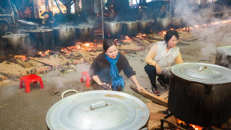 Số lượng hàng nghìn chiếc bánh chưng sau khi gói và nấu chín được khu du lịch trao tặng ngày 2/2 cho các lái đò, các hộ khó khăn trên địa bàn.