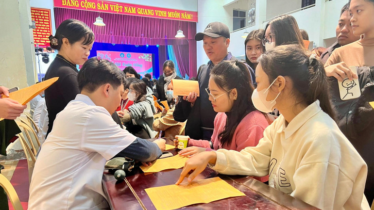 Đông đảo người dân đến hiến máu tình nguyện. (Ảnh: Yến Trinh)