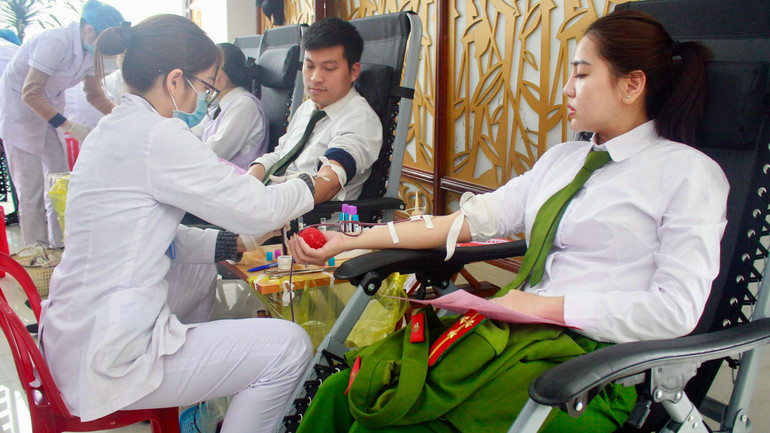 Nhiều tình nguyện viên ở xa, thậm chí là không thuộc lực lượng, sau khi nắm bắt được thông tin đã vượt thời tiết mưa gió, rét để đến đồng hành tham gia hoạt động hiến máu. Nhiều tình nguyện viên ở xa, thậm chí là không thuộc lực lượng, sau khi nắm bắt được thông tin đã vượt thời tiết mưa gió, rét để đến đồng hành tham gia hoạt động hiến máu.