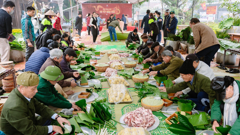 Người dân nô nức gói bánh chưng giúp người nghèo đón Tết ở Ninh Bình.