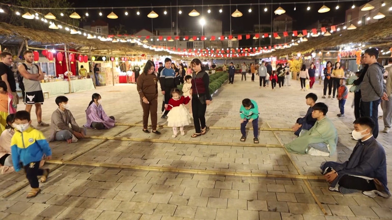 Du khách đến Ninh Bình dịp này sẽ được trải nghiệm nhiều không gian văn hóa đặc sắc, đặc biệt là các hoạt động trải nghiệm Tết Việt được tổ chức tại các khu, điểm du lịch, các homestay, khách sạn, được tham quan và tìm hiểu sản phẩm du lịch mới hấp dẫn như Đảo Khê Cốc.