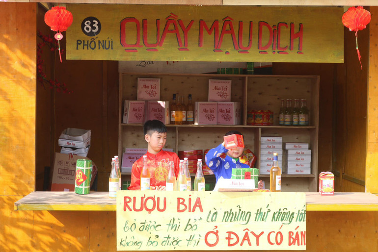 Một gian hàng tại khu chợ Tết xưa khiến nhiều người thích thú.