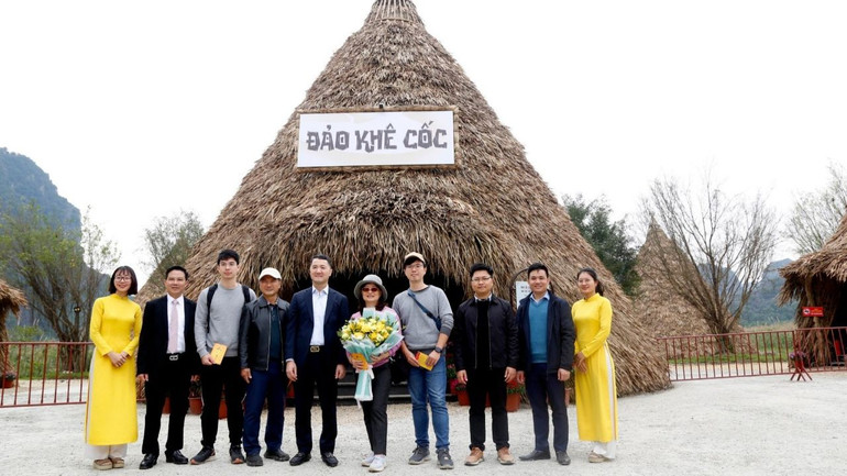 Bà Lin Pao Yu và gia đình (du khách Đài Loan) rất xúc động chia sẻ những những trải nghiệm thú vị tại đảo Khê Cốc (Khu du lịch Sinh thái Tràng An). (Ảnh: MINH ĐƯỜNG)