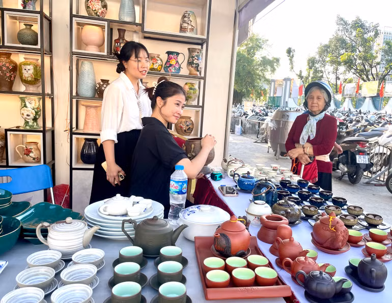 Sản phẩm OCOP trưng bày tại Hội chợ Làng nghề lần thứ 20 năm 2024. (Ảnh Vũ Hoàng)