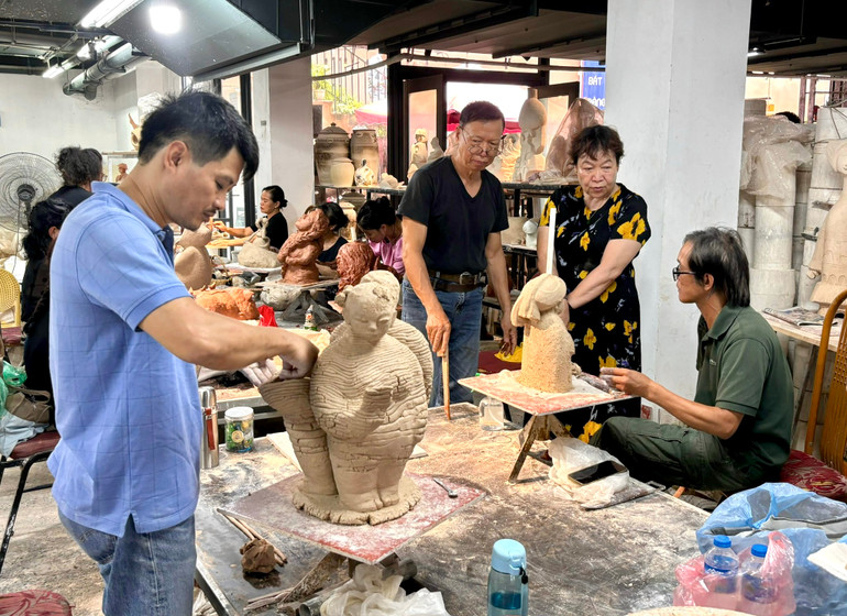 Sáng tác gốm nghệ thuật. (Ảnh Vũ Hoàng)