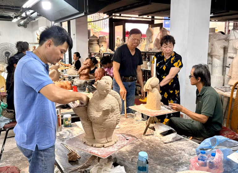 Sáng tác gốm nghệ thuật. (Ảnh Vũ Hoàng)