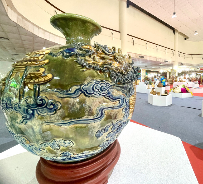 Gốm của các nghệ nhân làng nghề gốm Bát Tràng (Gia Lâm).