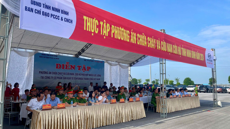 Các đại biểu dự buổi diễn tập.