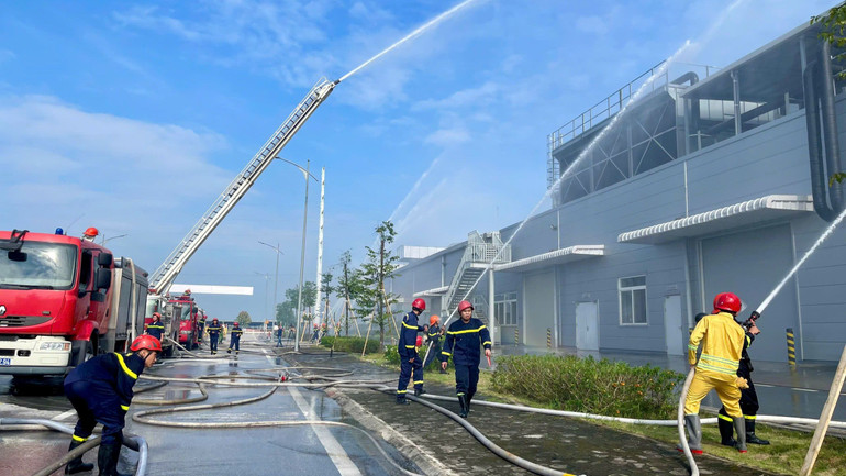 Ban chỉ đạo phòng cháy, chữa cháy và cứu nạn cứu hộ tỉnh Ninh Bình huy động tối đa lực lượng người và phương tiện tham gia dập tắt vụ cháy.